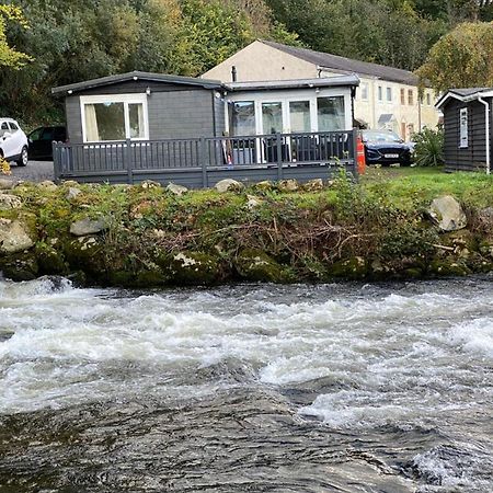 Stunning 3 Bed Riverside Cabin In Snowdonia Caeathro ภายนอก รูปภาพ