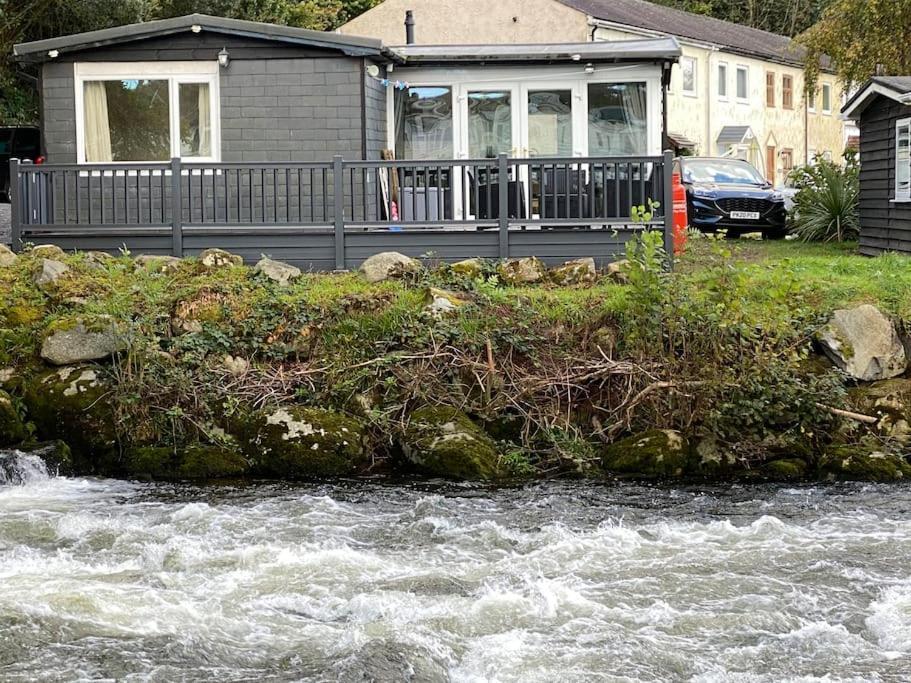 Stunning 3 Bed Riverside Cabin In Snowdonia Caeathro ภายนอก รูปภาพ
