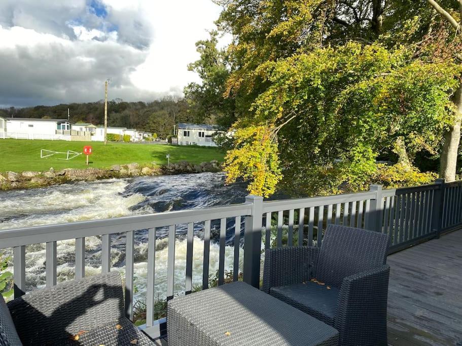 Stunning 3 Bed Riverside Cabin In Snowdonia Caeathro ภายนอก รูปภาพ