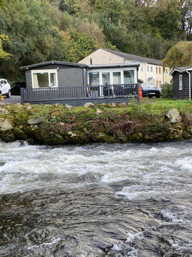 Stunning 3 Bed Riverside Cabin In Snowdonia Caeathro ภายนอก รูปภาพ