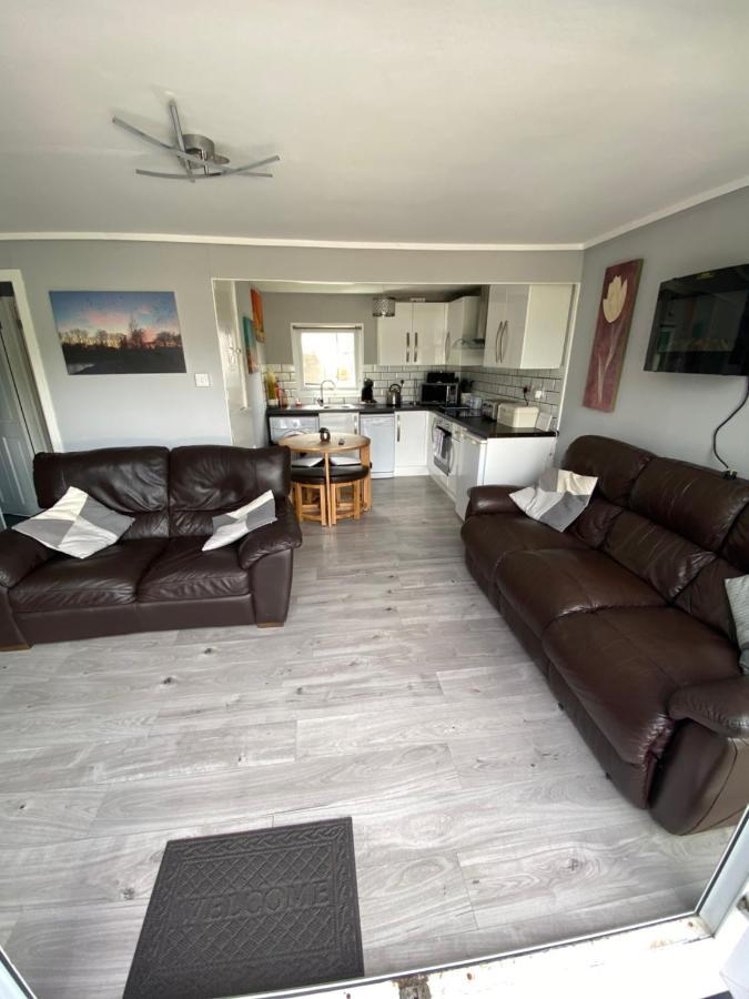 Stunning 3 Bed Riverside Cabin In Snowdonia Caeathro ภายนอก รูปภาพ