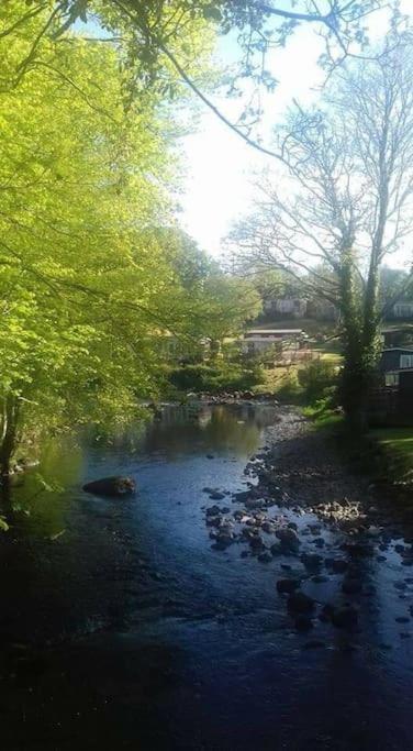 Stunning 3 Bed Riverside Cabin In Snowdonia Caeathro ภายนอก รูปภาพ