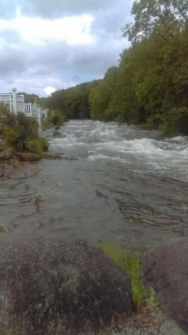 Stunning 3 Bed Riverside Cabin In Snowdonia Caeathro ภายนอก รูปภาพ