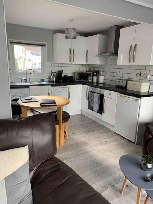 Stunning 3 Bed Riverside Cabin In Snowdonia Caeathro ภายนอก รูปภาพ