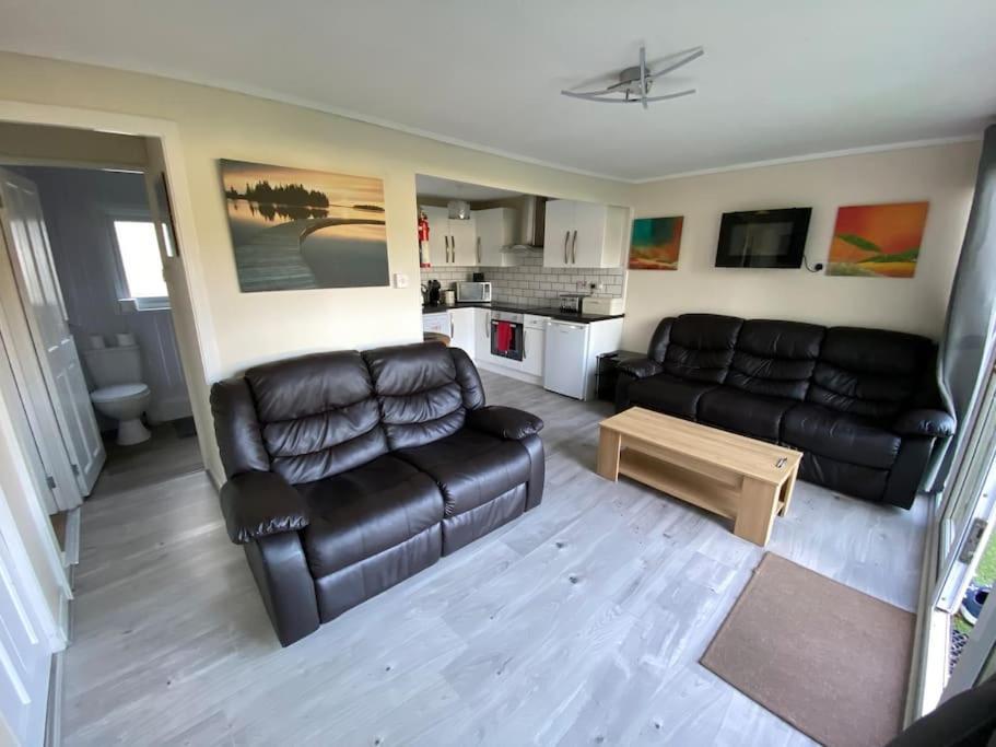 Stunning 3 Bed Riverside Cabin In Snowdonia Caeathro ภายนอก รูปภาพ