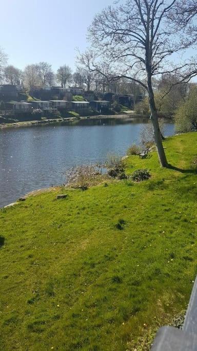 Stunning 3 Bed Riverside Cabin In Snowdonia Caeathro ภายนอก รูปภาพ