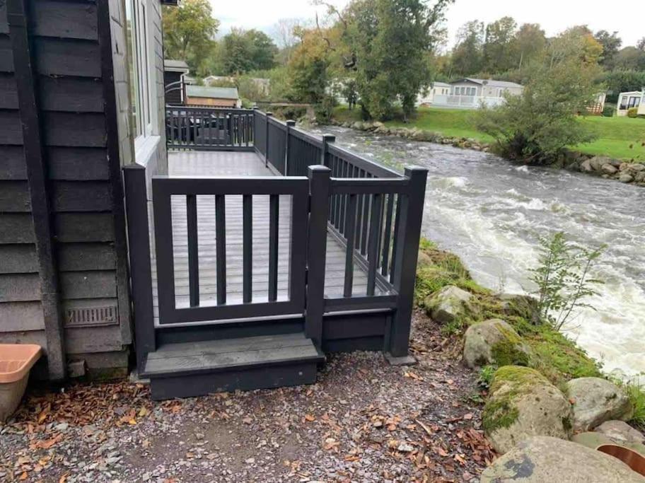 Stunning 3 Bed Riverside Cabin In Snowdonia Caeathro ภายนอก รูปภาพ