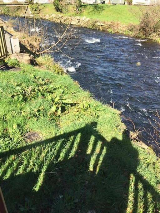 Stunning 3 Bed Riverside Cabin In Snowdonia Caeathro ภายนอก รูปภาพ
