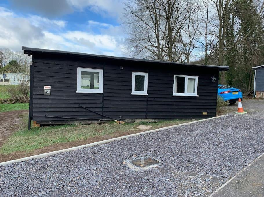 Stunning 3 Bed Riverside Cabin In Snowdonia Caeathro ภายนอก รูปภาพ
