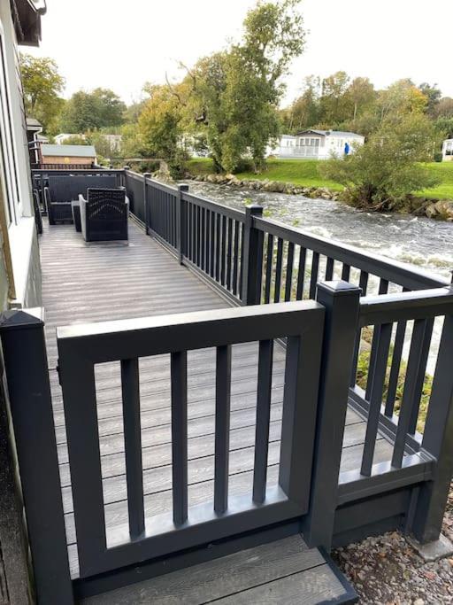 Stunning 3 Bed Riverside Cabin In Snowdonia Caeathro ภายนอก รูปภาพ