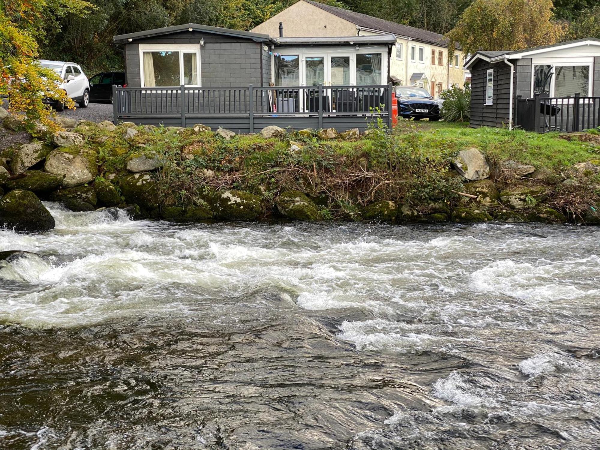 Stunning 3 Bed Riverside Cabin In Snowdonia Caeathro ภายนอก รูปภาพ